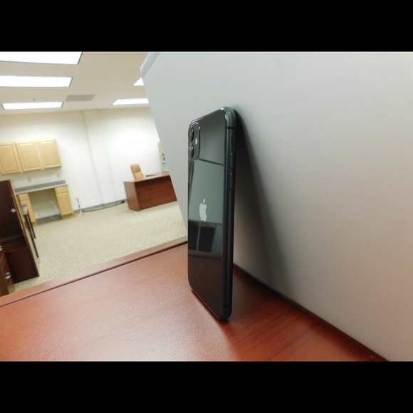 iPhone 11 64GB (unlocked for any carrier) - Picture 6 of 8